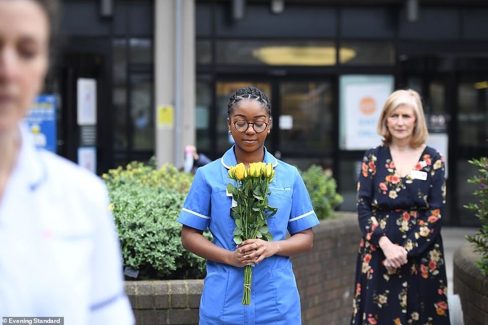 Великобритания почете своите 126 000 починали с Covid-19 година след първия локдаун