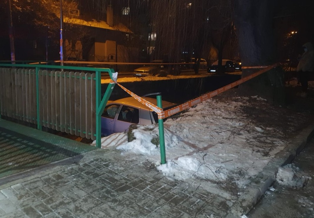 Кола падна в канал в София, жена е в болница