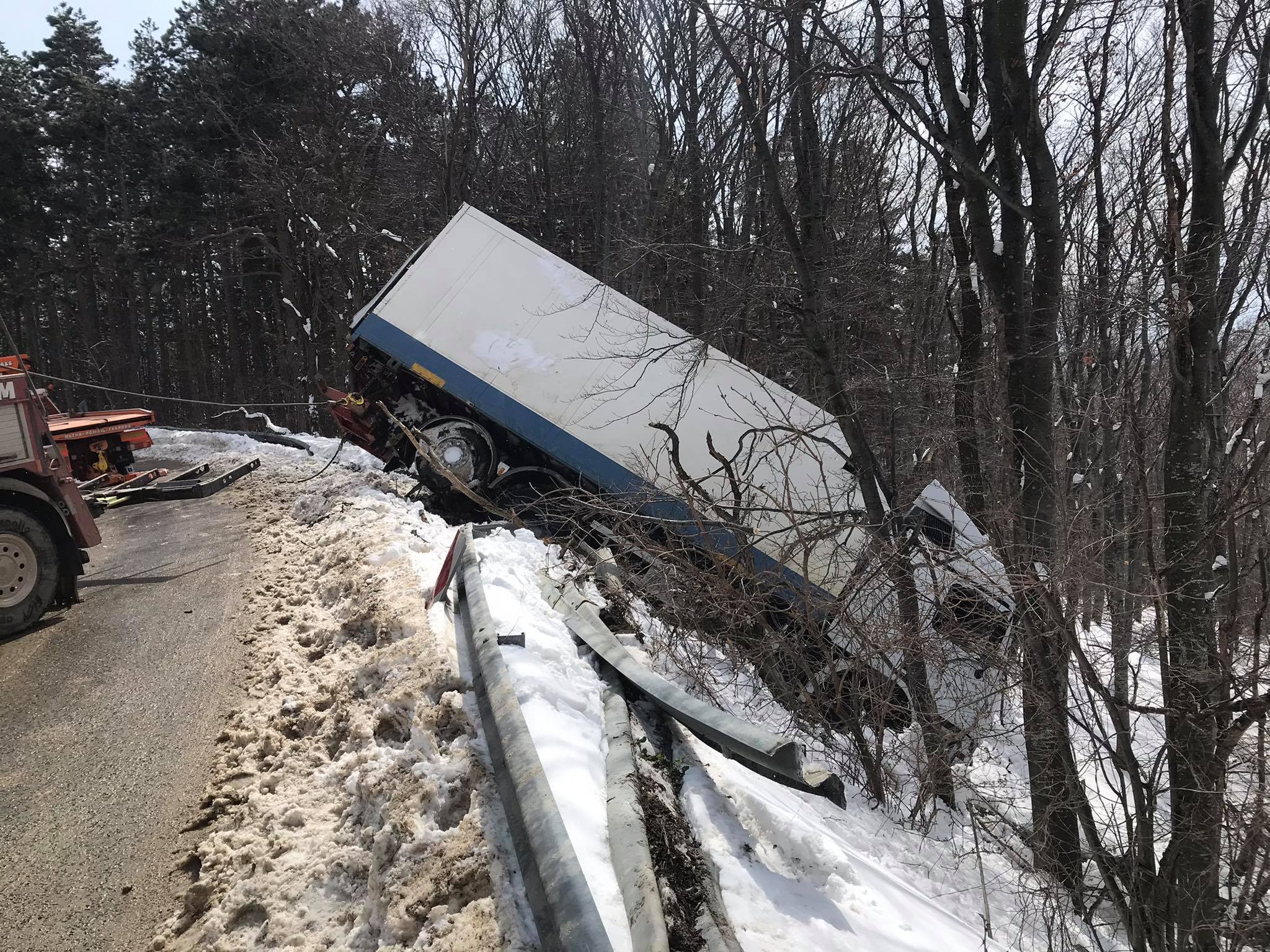 Тир проби мантинела и увисна над пропаст в прохода "Шипка"