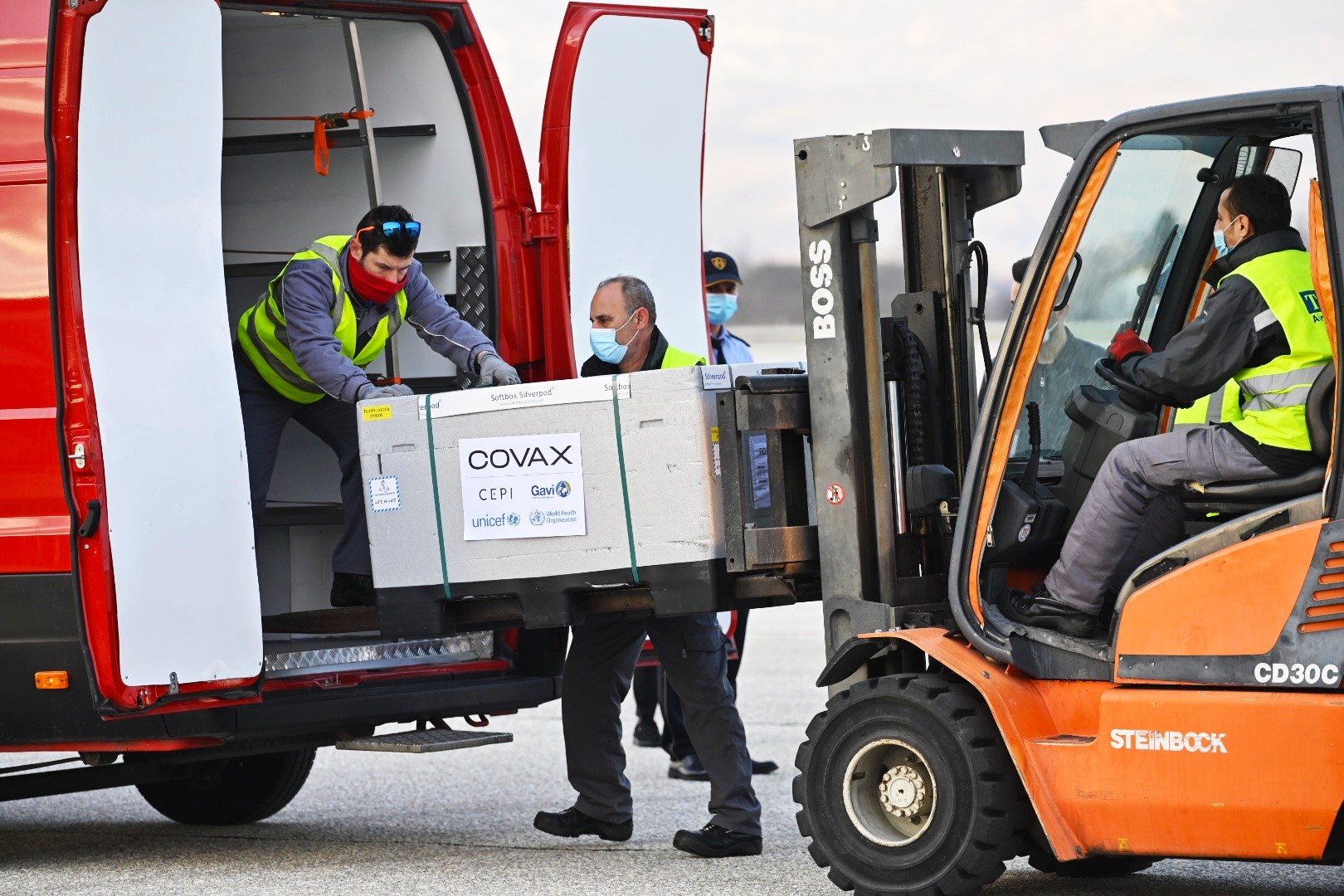 Северна Македония получи първата пратка ваксини по механизма КОВАКС