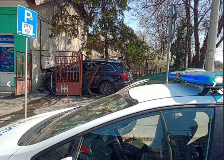 Джип се заби в къща в Русе след изпреварване