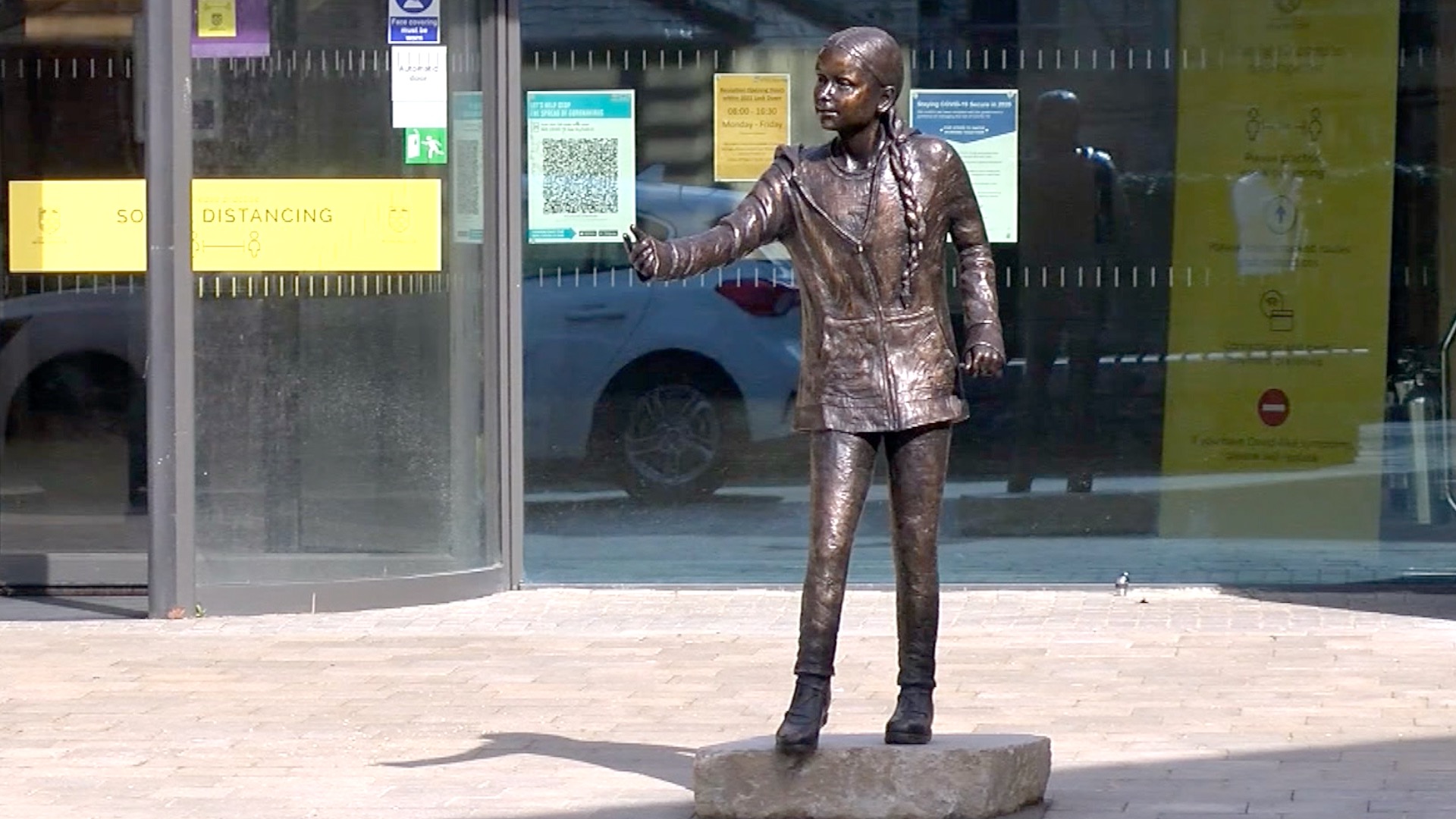 Статуя на Грета Тунберг за 24 000 паунда предизвика недоволство във Великобритания (СНИМКИ)