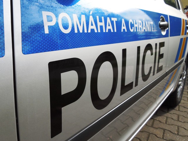 Ван помете хора на спирка в Прага