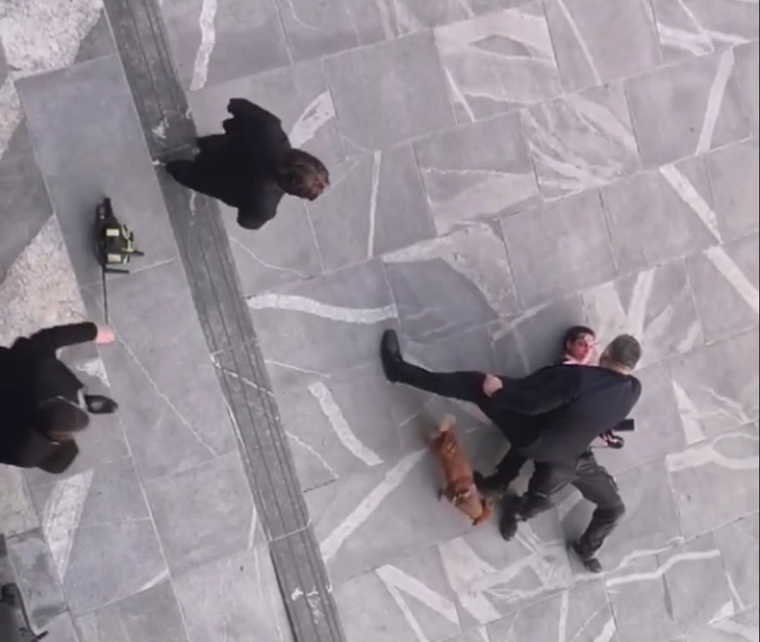 Ядосан мъж опита да нахлуе в словенския парламент с моторна резачка (ВИДЕО)