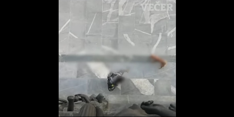 Мъж се опита да влезе в словенския парламент с моторна резачка, омръзнало му от карантината (ВИДЕО)