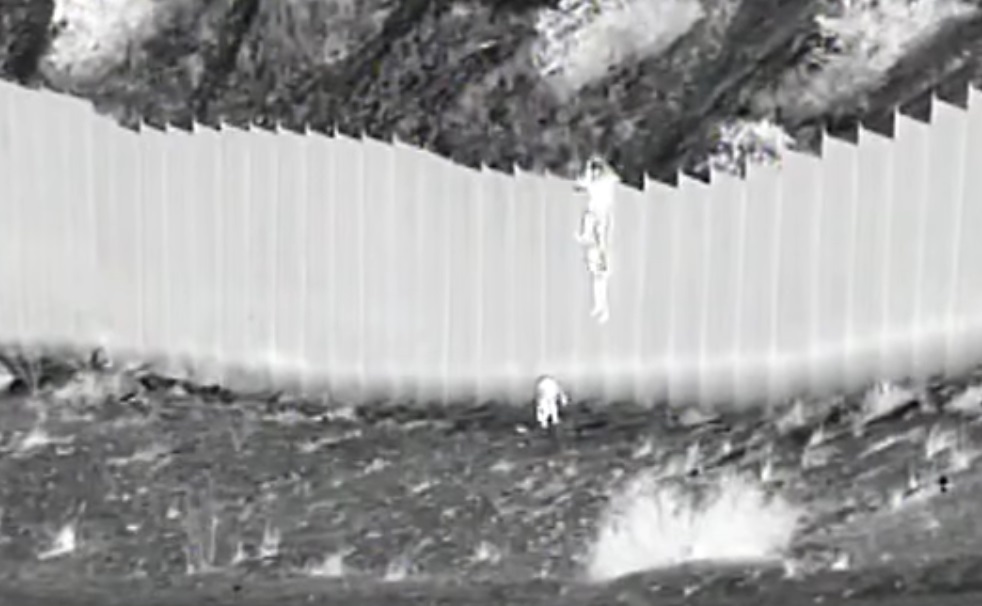 Хвърлиха две малки деца през 4-метрова ограда (ВИДЕО)