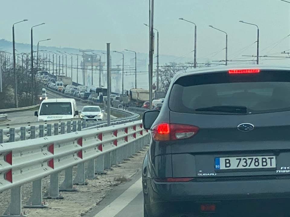 Аварирала фуга предизвика голямо задръстване на Аспаруховия мост