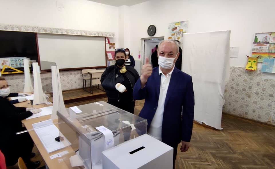 Ахмед Доган гласува на парламентарните избори