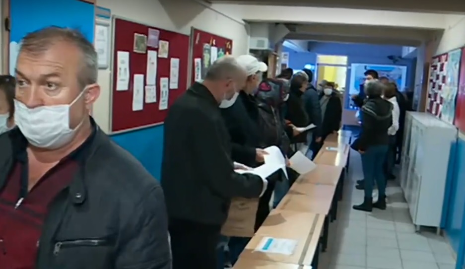 Опашки се извиха пред изборни секции в Турция