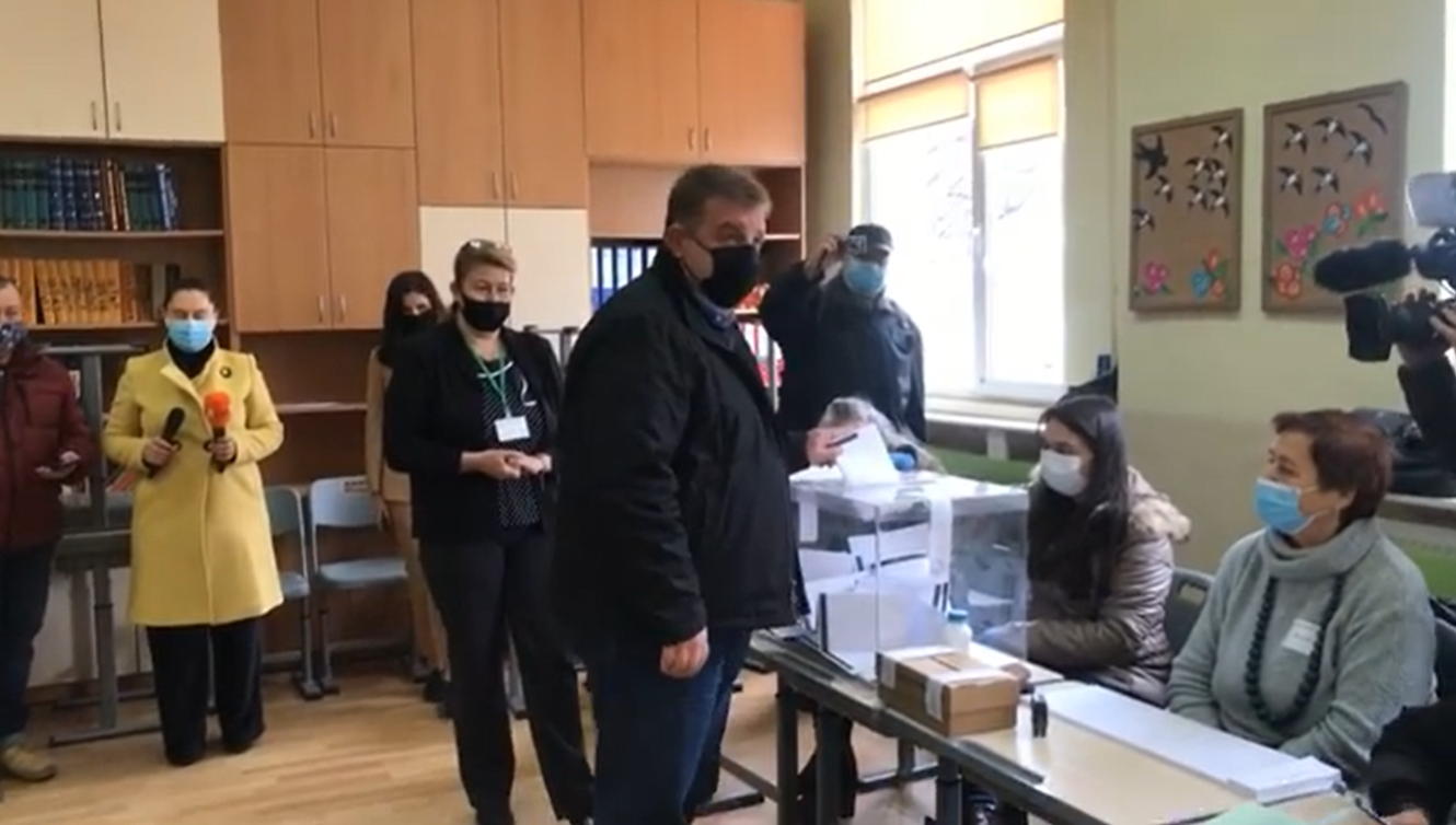 Красимир Каракачанов: Гласувах за традиционното българско семейство (ВИДЕО)