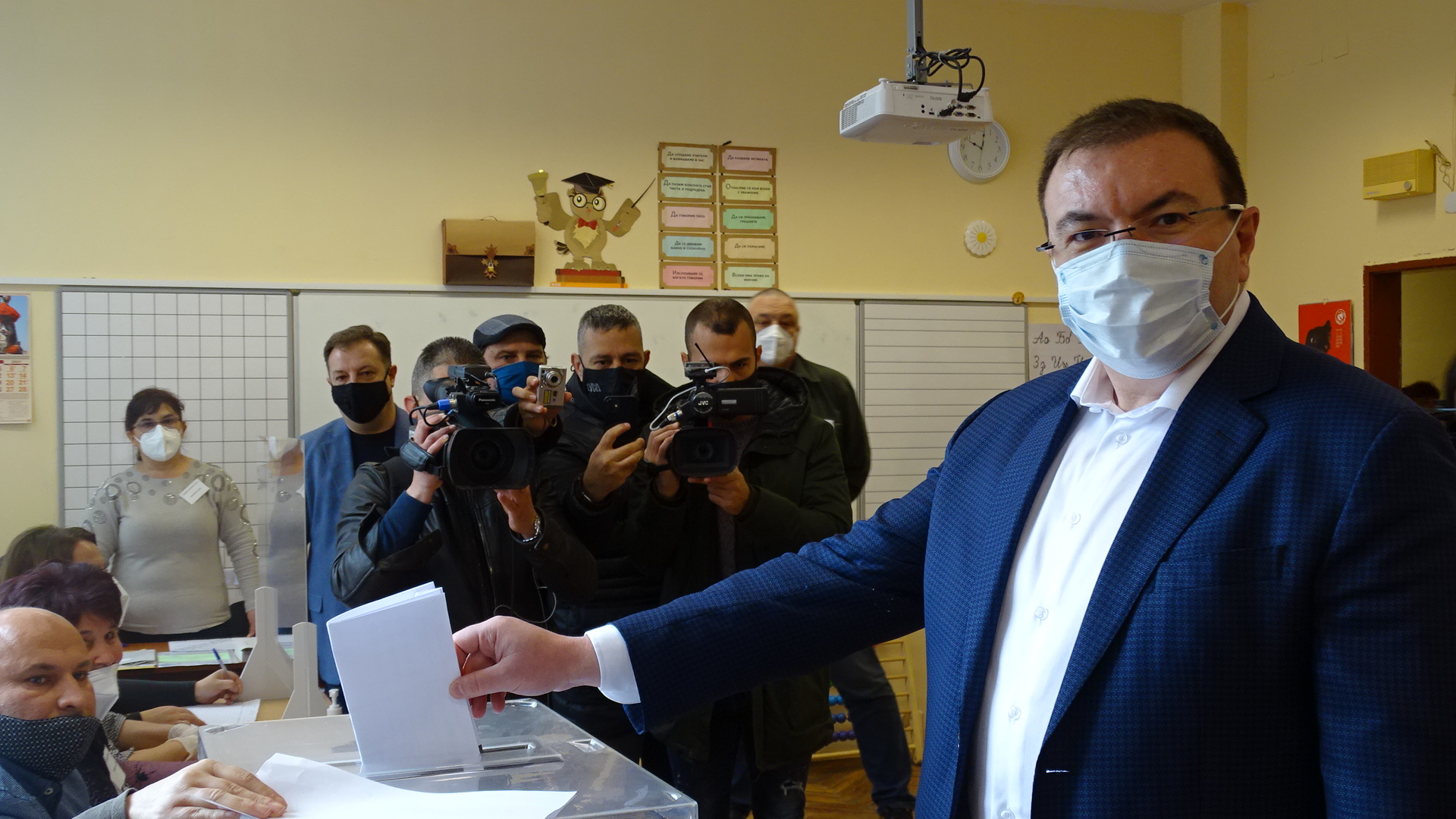 Костадин Ангелов: Гласувах за здравето и спокойстивето на хората, за един свят без пандемия (ВИДЕО)
