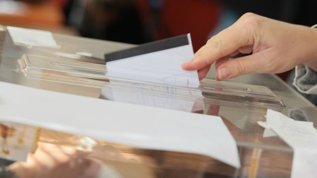 РИК проверява сигнали за гласували лица извън списъците