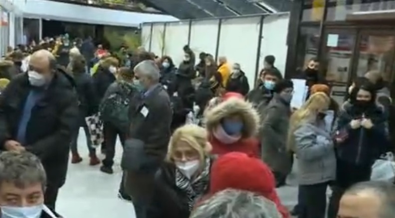 Хаос в РИК-Варна, хора припадат и мерките не се спазват