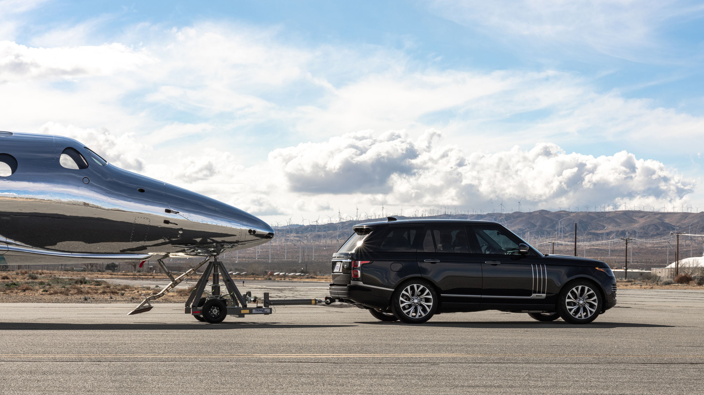 Land Rover тегли космически кораби