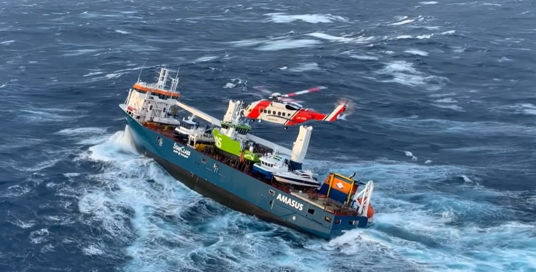 Спасиха с хеликоптери моряци от бедстващ кораб край Норвегия (ВИДЕО)