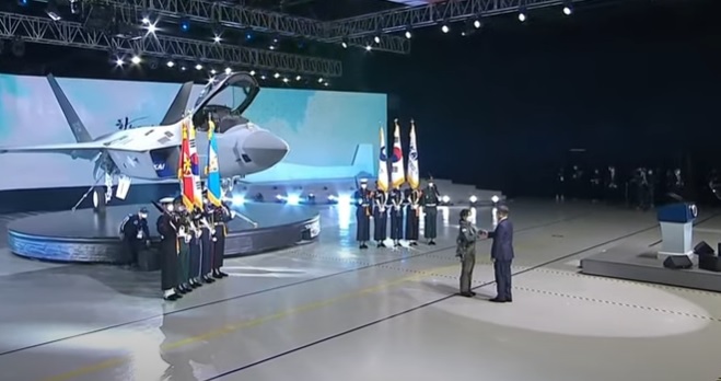 Южна Корея показа прототип на изтребителя KF-X (СНИМКИ И ВИДЕО)