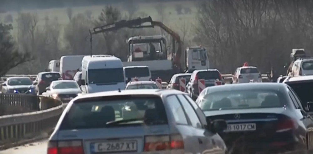Опашка от коли на магистрала "Тракия" заради спешния ремонт