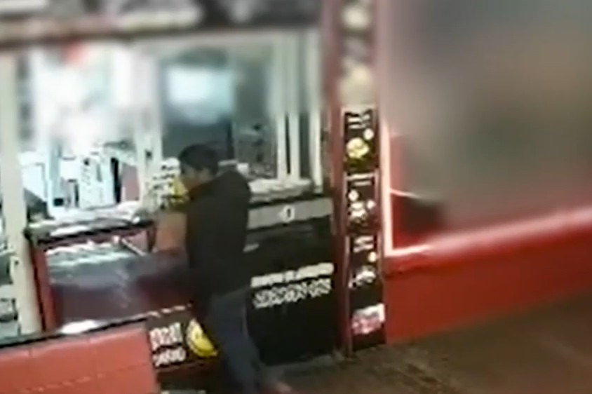 Мъж задигна кутия за събиране на средства за болна жена