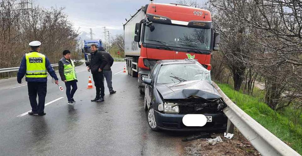 Камион удари кола при обратен завой