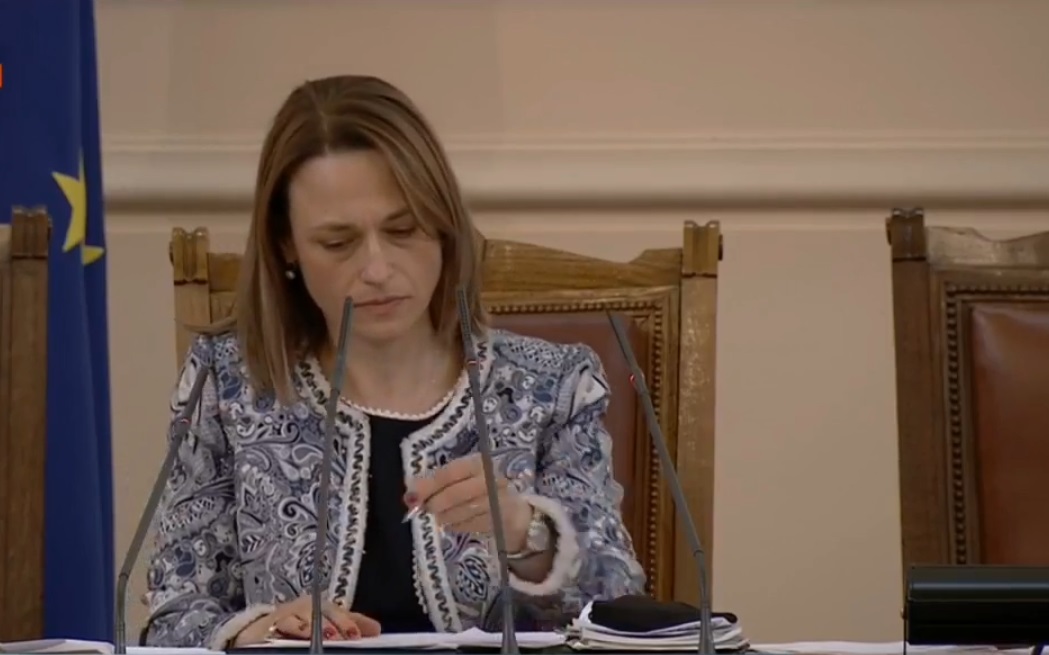 Ива Митева свика първи председателски съвет за работата на парламента