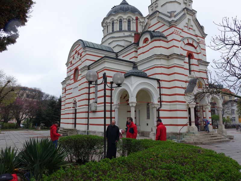 Курсанти чистят зоните край храмовете във Варна 