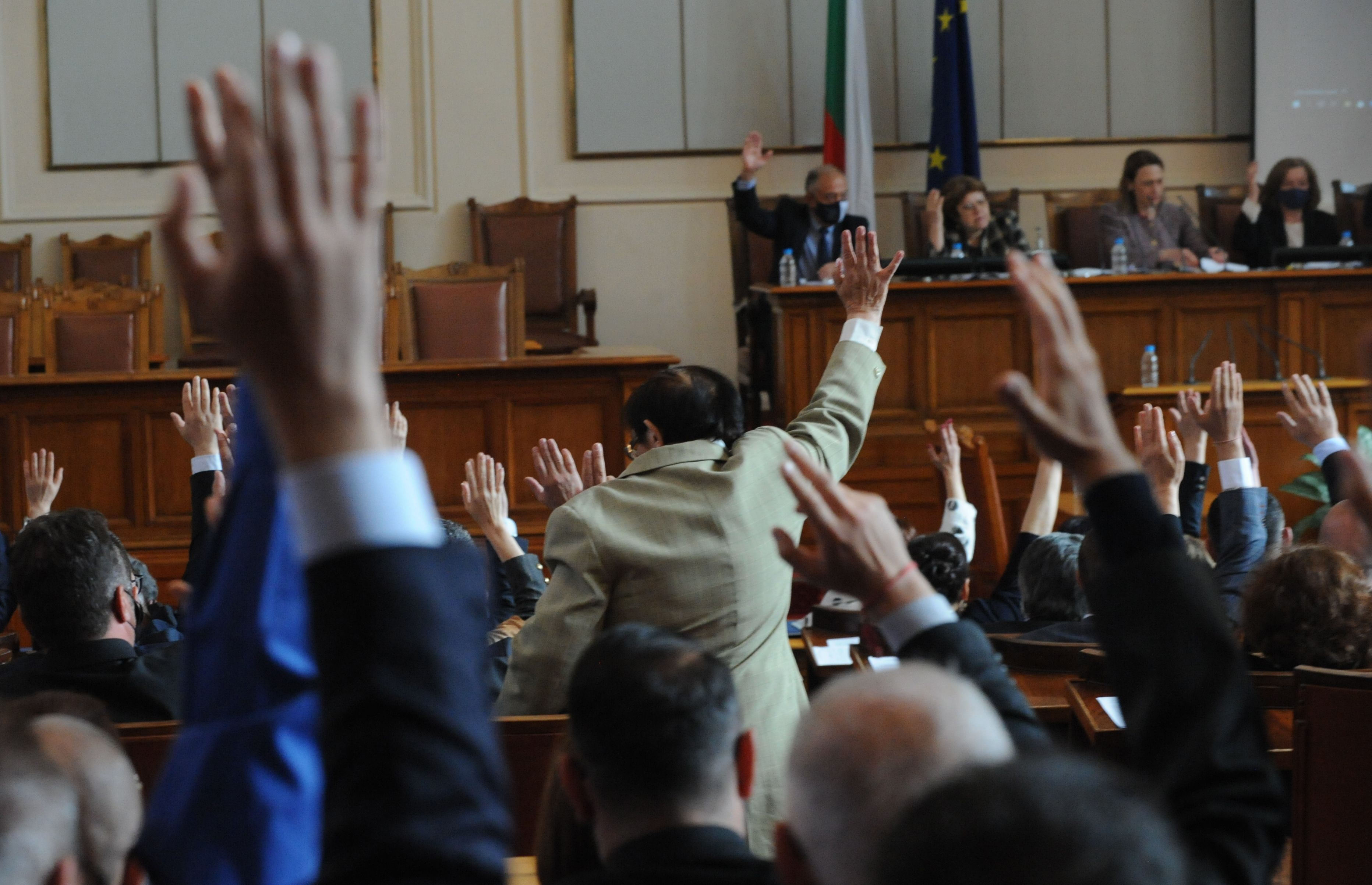 Истерия и реваншизъм тресат парламента