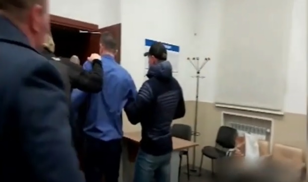 Вижте как задържат украинския консул в Санкт Петербург (ВИДЕО)