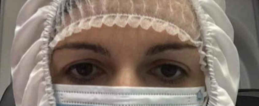 Заразена с COVID-19 македонска депутатка отиде на работа в защитен костюм (СНИМКА)