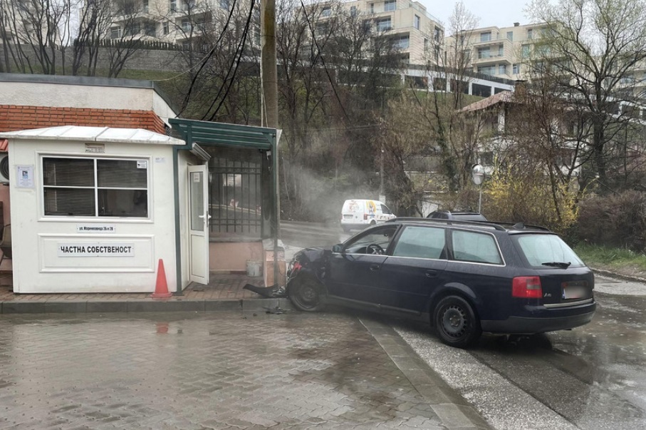 Пиян шофьор блъсна пешеходец в София, докато бяга се заби в кабинка (СНИМКИ)