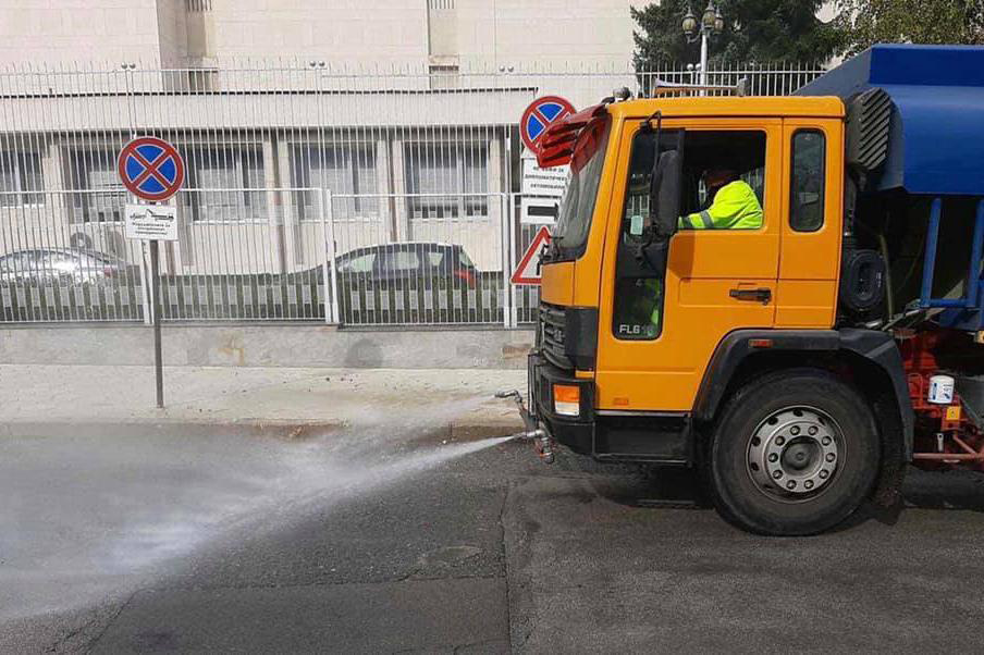 Машини измиха улиците преди Великден