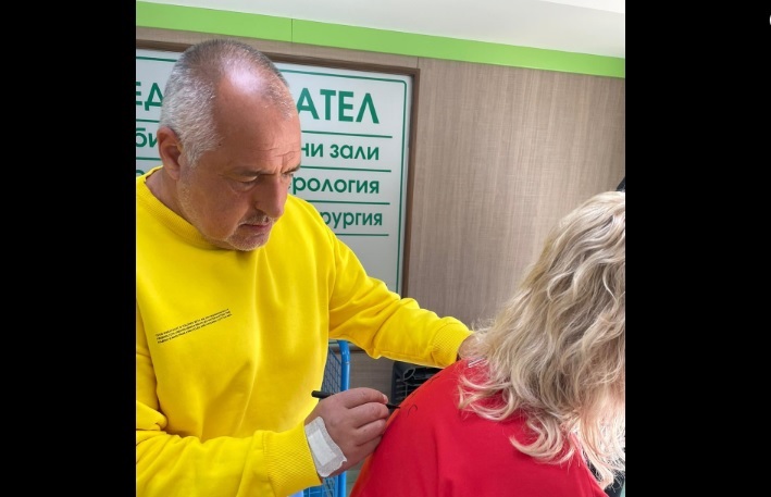 Борисов раздава автографи на излизане от болницата: Социологията ми е по-добра от социологията Ви! (СНИМКИ)