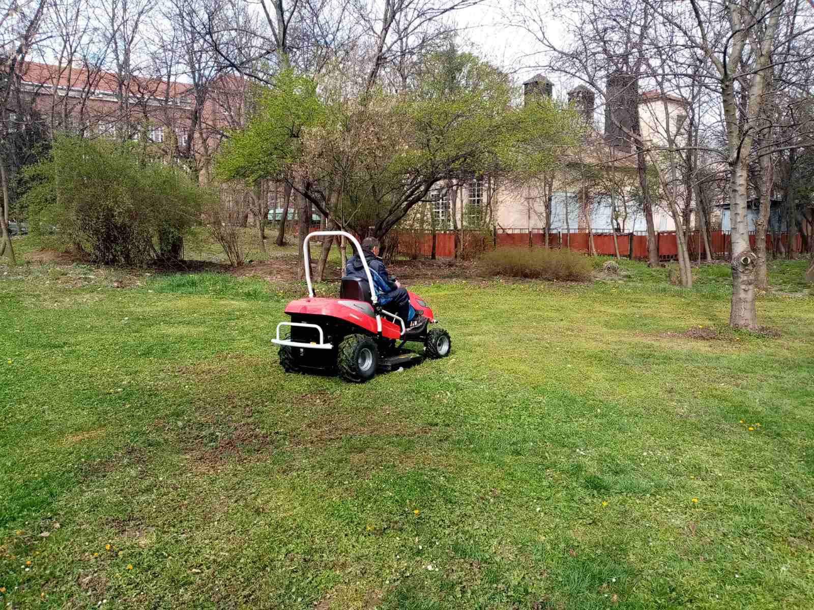 Косят парковете и градините