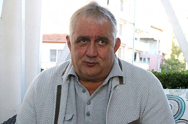 Футболна легенда задържан за шамар след спор с ученички