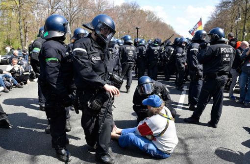 Берлинската полиция използва сълзтворен газ, за да разпръсне протест срещу ограничителните мерки
