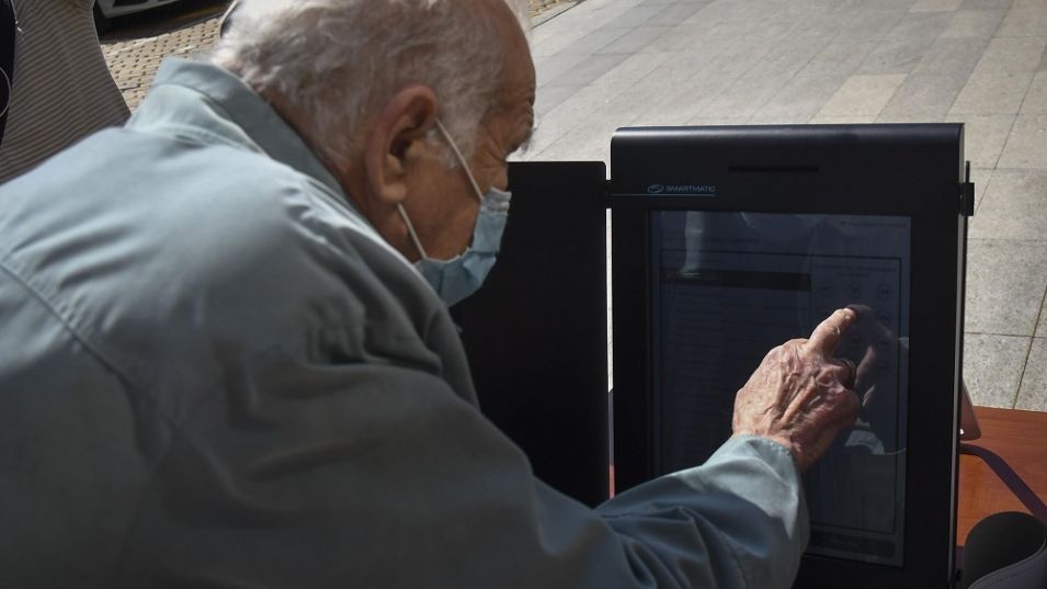 Правната комисия прие на първо четене законопроекта на "Има такъв народ" за въвеждане на изцяло машинен вот