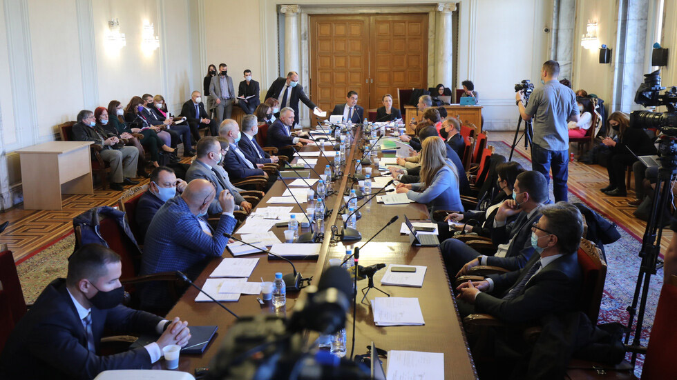 Гласуват изборен кодекс за една нощ