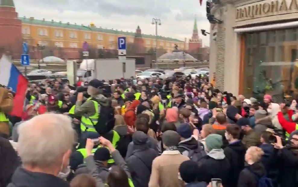 Най-малко 300 души са били арестувани по време на протести в Русия в подкрепа на Навални (ВИДЕО)