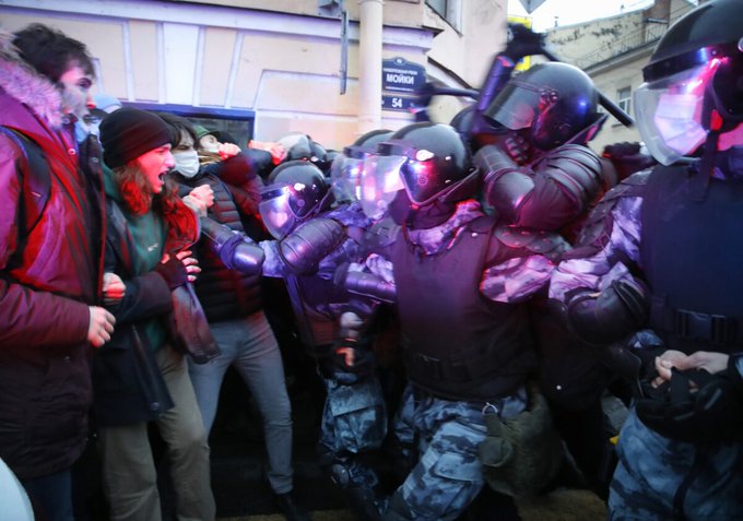 Близо 1500 задържани на протести в Русия в покрепа на Навални (СНИМКИ и ВИДЕО)