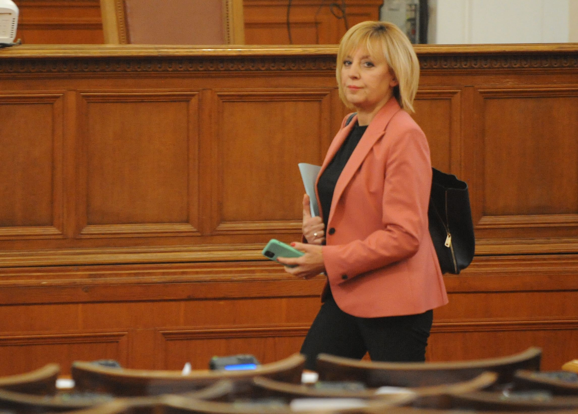 "Изправи се! Мутри вън!" предложиха депутатите да получават една средна заплата - 1400 лв.