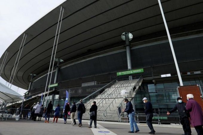 Стадиони и концертни зали във Франция се превръщат в центрове за ваксиниране