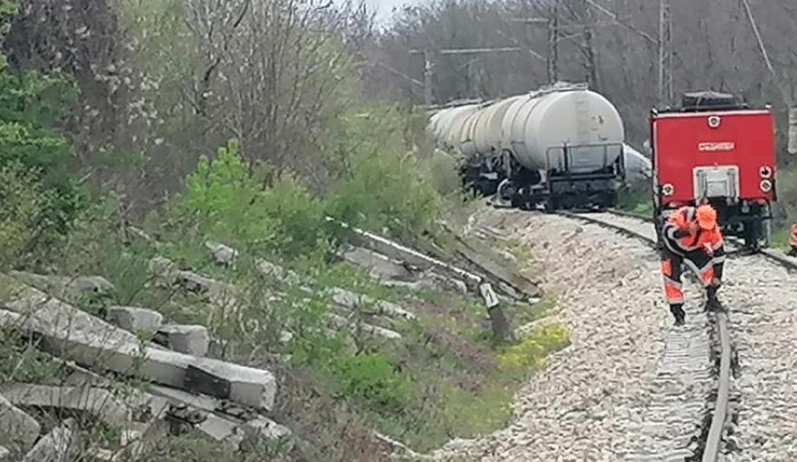 Започна източването на горивото от дерайлиралите край Ветово цистерни