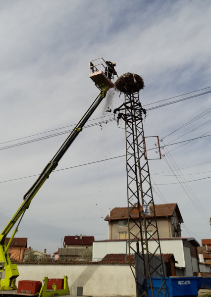 Укрепиха с вишка гнездо на щъркели