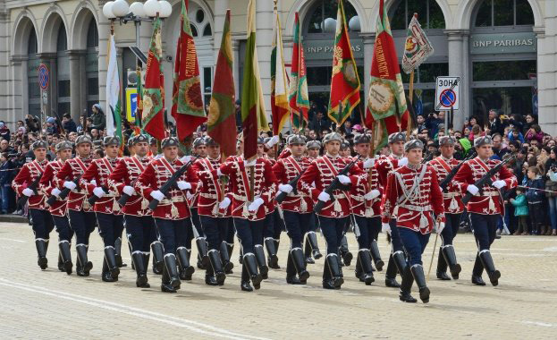 Пеши строй вместо парад за 6 май