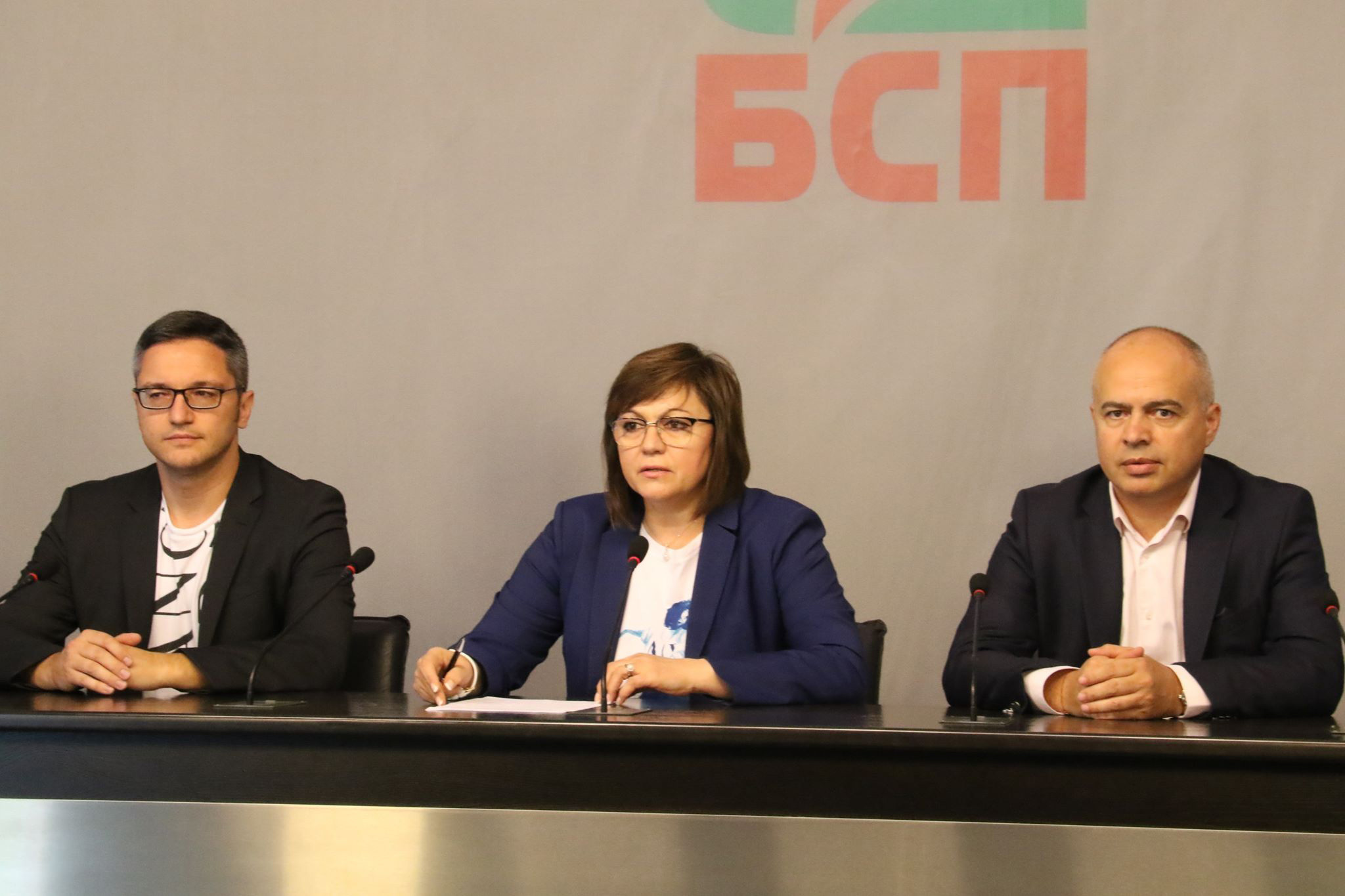 Червени спират Нинова с готов кабинет