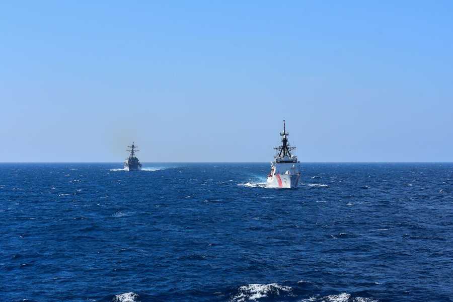 Американският катер "Хамилтън" плава към Черно море (СНИМКИ)