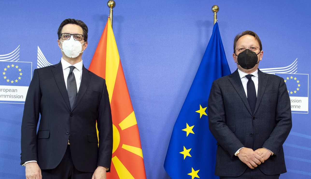 Еврокомисар Оливер Вархели: За Македония и България е важно да намерят взаимно решение на спора