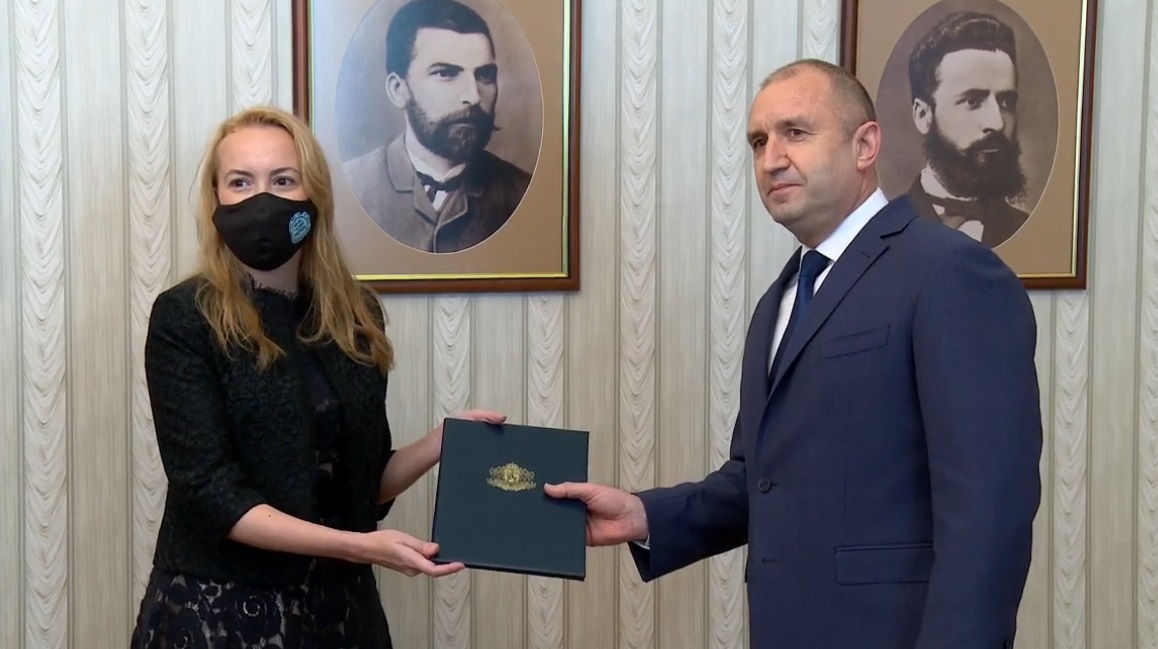 Президентът Радев връчи мандат за съставяне на правителство на Антоанета Стефанова от ИТН, тя го върна (ВИДЕО)