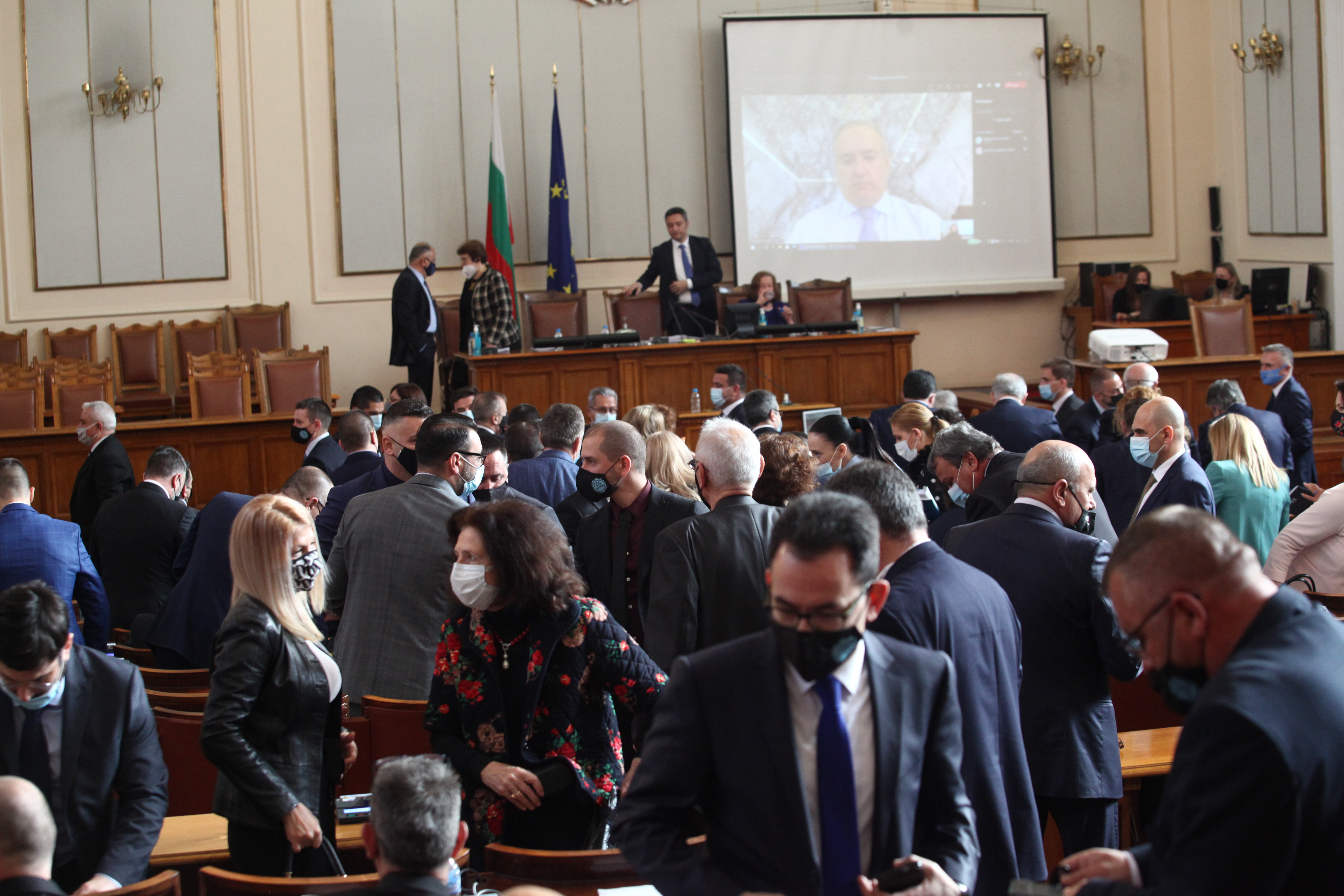 Парламентът пред разпад