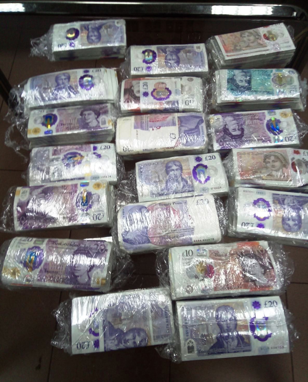 Митничари откриха 95 000 недекларирани паунда в кабината на турски тир