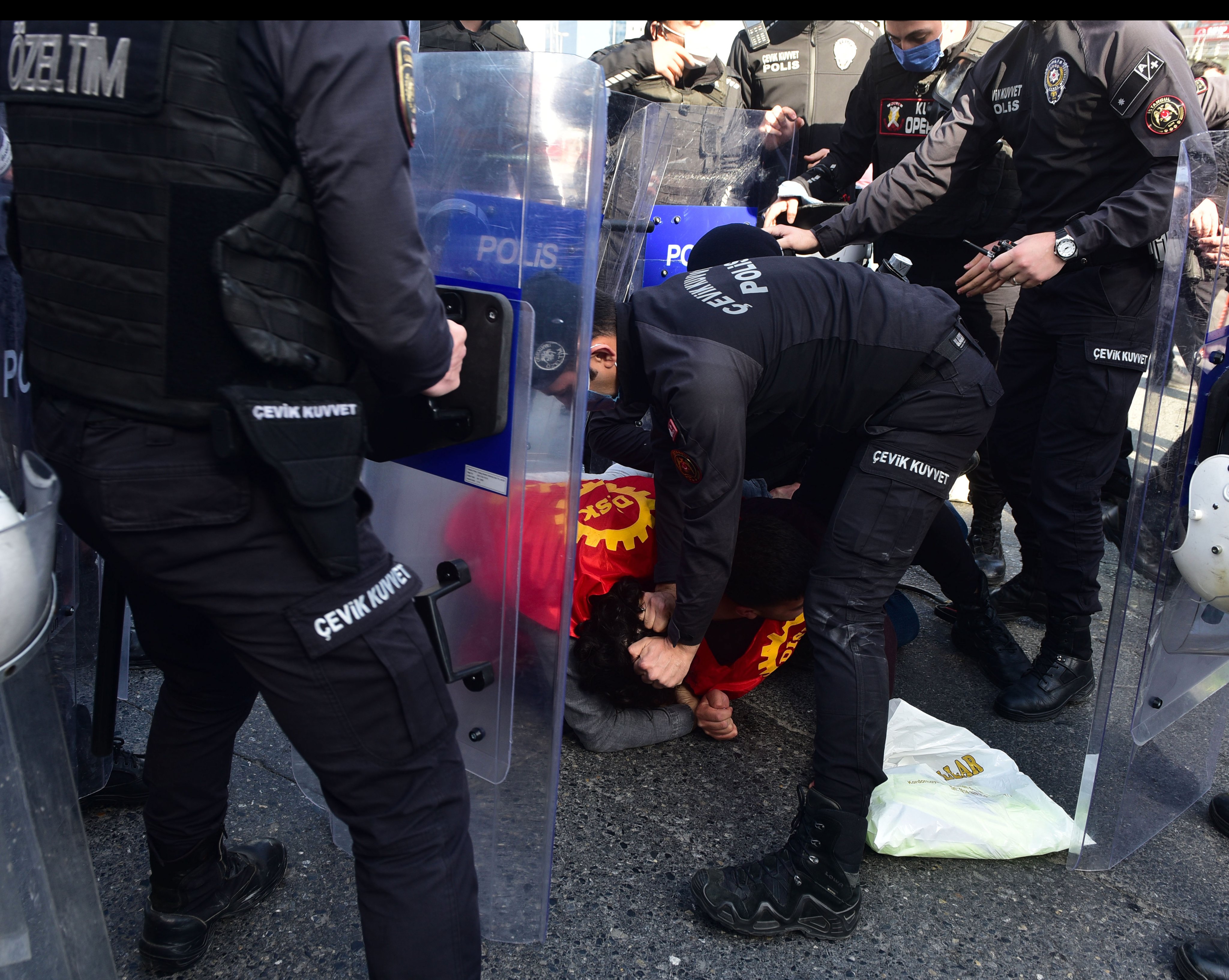 Сблъсъци и ранени на първомайски демонстрации в Истанбул